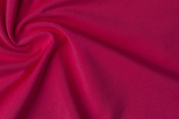 아름답고 선명 한 붉은 직물로 바느질을 한다 — 스톡 사진