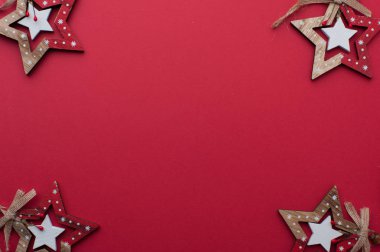 Kızıl Arkaplanda Tahta Noel Yıldızları