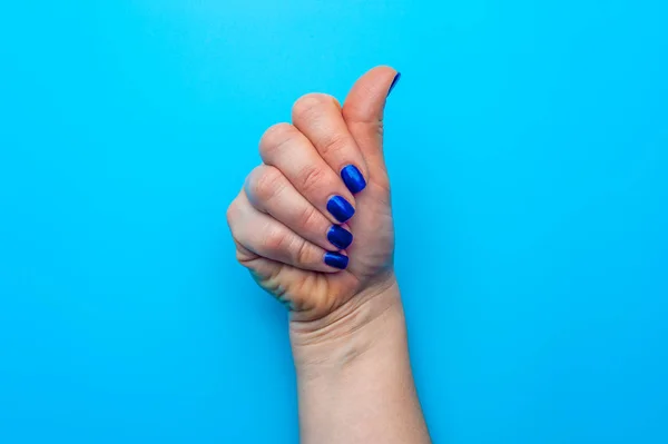 Mano femenina con uñas azul oscuro mostrando gesto — Foto de Stock