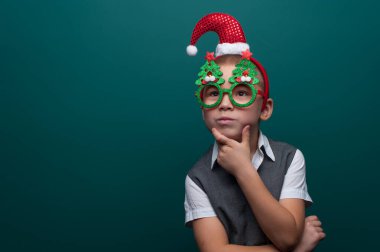 Noel aksesuarları takan pozitif küçük çocuk
