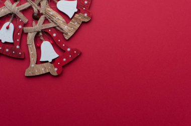 Kızıl Arkaplanda Tahta Noel Kol Çanları