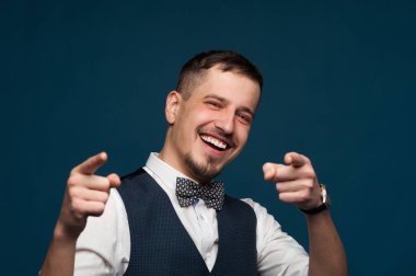 Hoş, pozitif bir genç adamın yakın plan konsepti