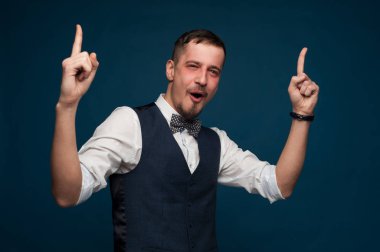 Resmi giyinmiş genç ve mutlu bir erkek öğrenci.