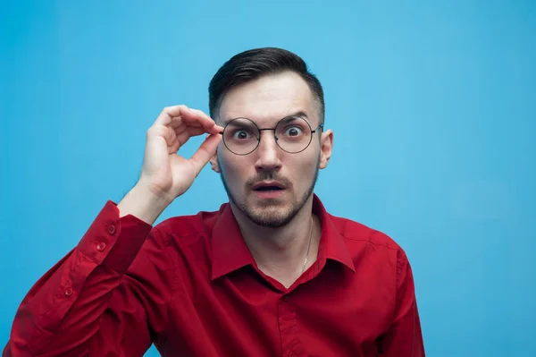 Shocked giovane uomo in occhiali e una camicia bordeaux — Foto Stock