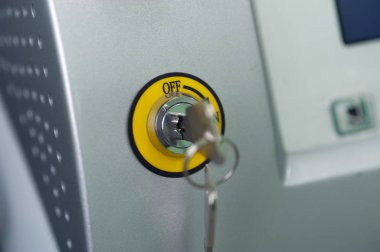 Anahtar deliğindeki bir anahtarın yakın plan görüntüsü