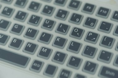 Bir İngiliz dizüstü bilgisayarının klavyesini kapat