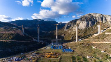 Bir köprünün havadan görünüşü