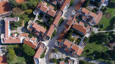 Küçük, modern bir köyün manzarası.