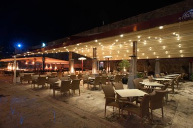 Masaları olan boş bir kafeterya.