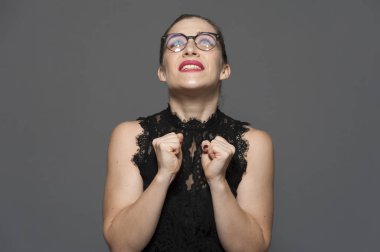 Komik, genç, güzel, beyaz, neşeli bir kadın.