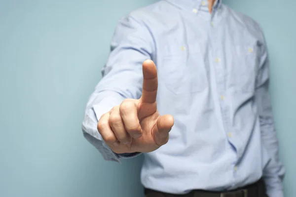 Homem não identificado clica seus dedos em uma tela invisível — Fotografia de Stock