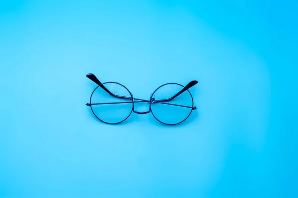 Gafas de sol de diseño sobre fondo azul — Foto de Stock