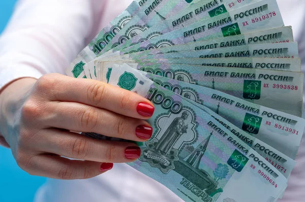 Руки неизвестной женщины с рублевыми банкнотами — стоковое фото