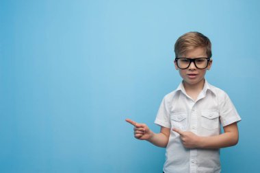 Komik sevimli beyaz çocuk.