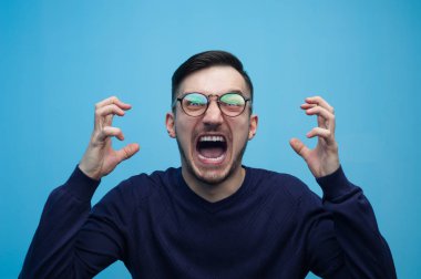 Öfkeli genç duygusal çığlık atan adam