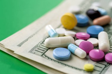 100 Dolarlık banknotlara farklı renkte haplar.