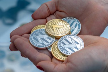 Elinde bir avuç bitcoin tutan kimliği belirsiz bir kadın.