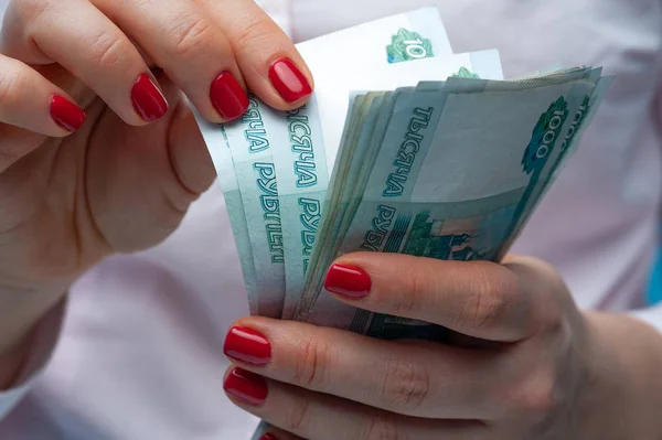 Руки неизвестной женщины с рублевыми банкнотами — стоковое фото
