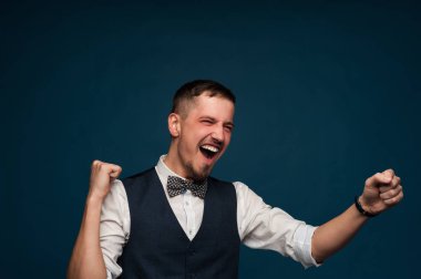 Resmi giyinmiş genç ve mutlu bir erkek öğrenci.