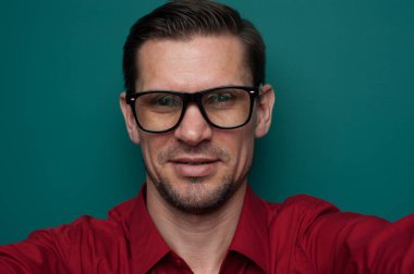 Yakışıklı, pozitif bir gencin yakın plan portresi.