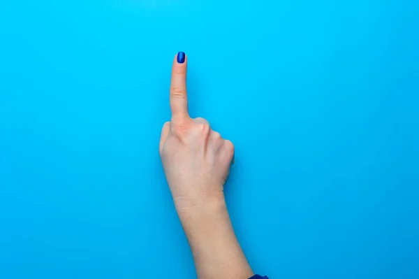 Mano femenina con uñas azul oscuro mostrando gesto — Foto de Stock