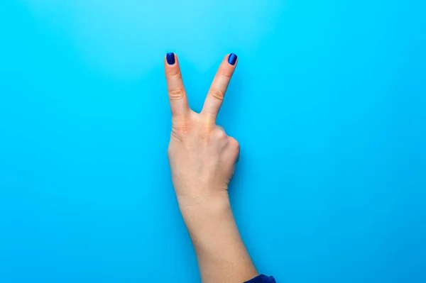 Mano femenina con uñas azul oscuro mostrando gesto — Foto de Stock