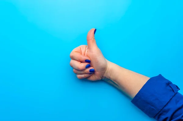 검은 푸른 손톱을 가진 암컷 손 이 몸짓을 하고 있다 — 스톡 사진