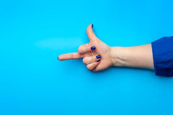 Női kéz sötét kék körmök mutató gesztus — Stock Fotó