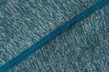 Yeşil kadınların naylon spor kıyafetleri.