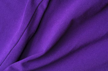 Buruşuk menekşe polyester giysisi.