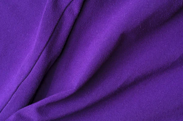 Fragmento de desgaste de poliéster violeta amassado — Fotografia de Stock