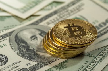 Bir yığın Bitcoin altın parasının yakın plan çekimi
