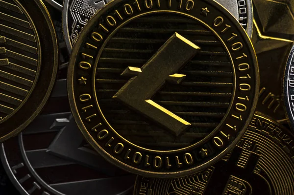 Närbild av ett guldmynt av bitcoin — Stockfoto