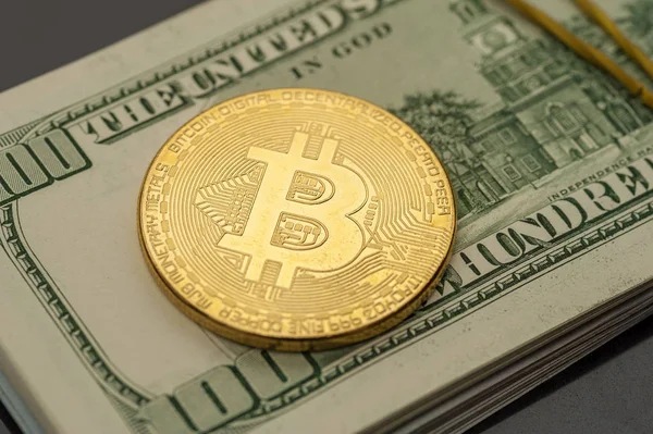 Primer plano de un bitcoin de plata se encuentra en los billetes — Foto de Stock