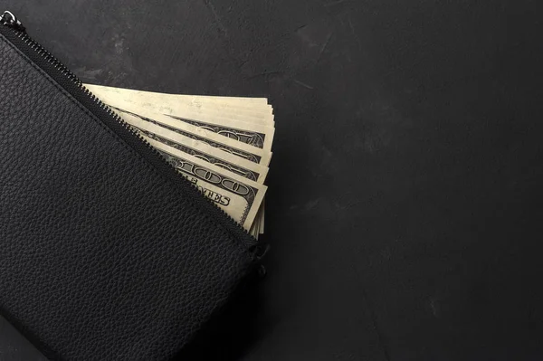 Egy halom százdolláros bankjegy van a pénztárcán. — Stock Fotó