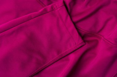 Pembe naylon elbisenin yakın çekim parçası.