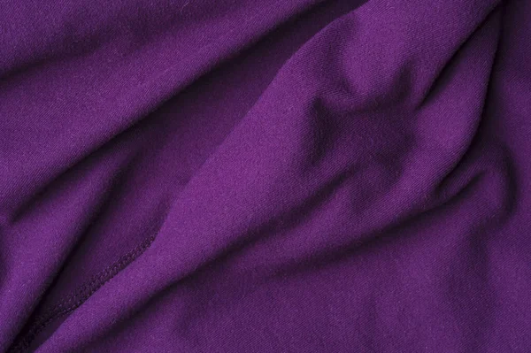 Fragment van gerimpelde paarse polyester slijtage — Stockfoto