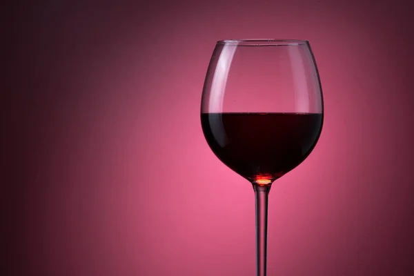Rött en bärdryck eller rött vin i en glasbägare på en bakgrund. — Stockfoto