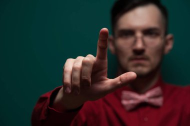 Görünmez bir dokunmatik dokunmatik yere insanlar el şıklatır.