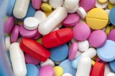 Üst görünüm - renkli tıbbi ilaçlar ve uyuşturucular.