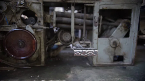 Крупный план металлической педали на печатной машине — стоковое фото