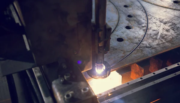 Машина для лазерной резки делает круглые резки на железном листе — стоковое фото
