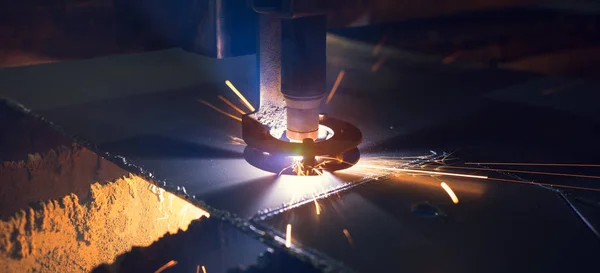 Máquina de corte de metal trabalhando na produção — Fotografia de Stock