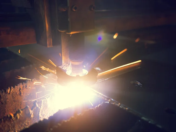 A máquina de corte a laser de close-up corta uma folha de metal — Fotografia de Stock