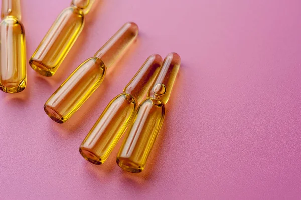 Ampoules en verre gros plan avec médicament — Photo