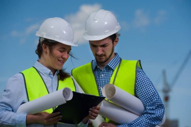 Baş proje mühendisi ve ustabaşı inşaat konusunda hemfikir.