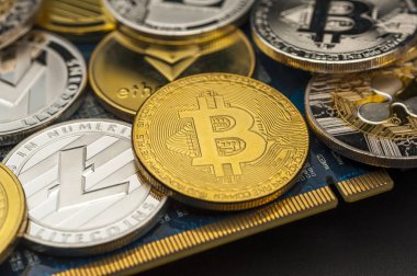 Bitcoin sikkeleri birbirinin üstünde yatar.