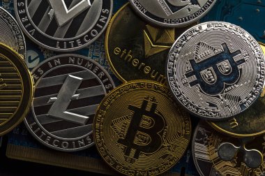 Bitcoin bozukluklarının yakın plan çekimleri birbirlerinin üzerine uzanır