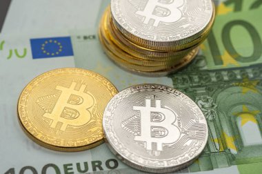 Yakın plan gümüş ve altın bitcoin paralar