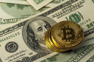 Bir yığın Bitcoin altın parasının yakın plan çekimi